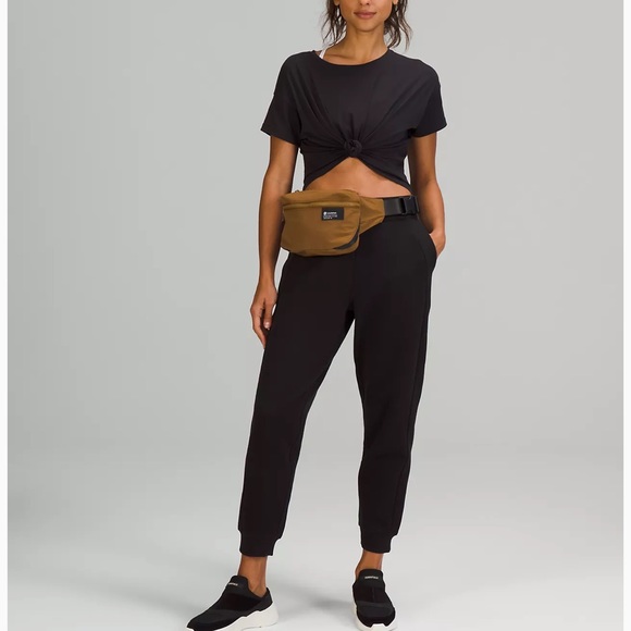 Lululemon Clean Lines Belt Bag - Picture 2 of 10